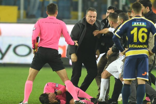 Escándalo en la Superliga Turca: Presidente de Ankaragücü Agrede al Árbitro y Desata Caos en el Fútbol Turco