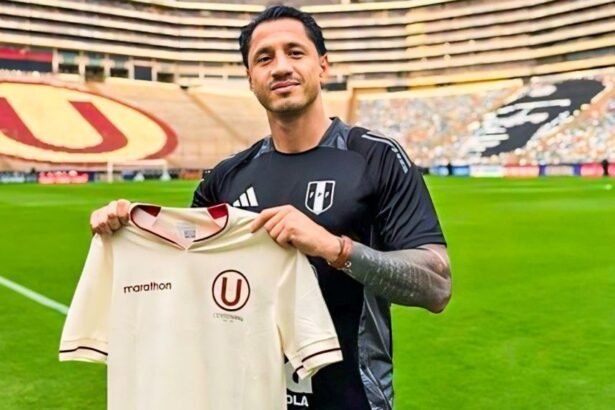 Gianluca Lapadula se enfunda la camiseta de Universitario en el Monumental antes del duelo contra República Dominicana