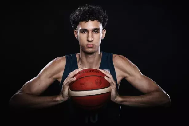 "Elevándose: Zaccharie Risacher muestra sus habilidades en la cancha, listo para enfrentarse a la NBA".