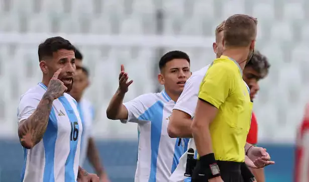 "Árbitro revisa el VAR"