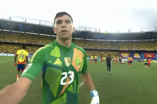 "Dibu Martínez agrediendo a camarógrafo colombiano"
