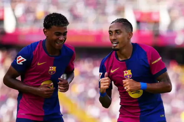 "Raphinha celebra su triplete en el Camp Nou"
