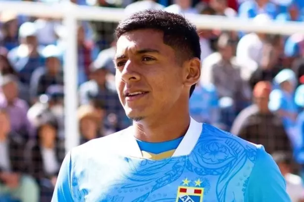 "César Inga cerca de Universitario de Deportes"