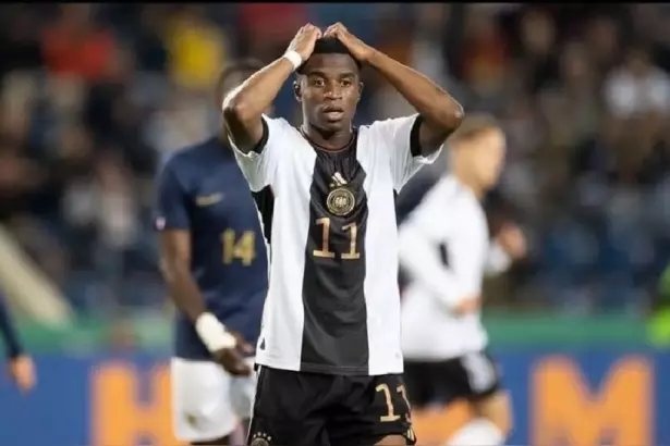 "Borussia Dortmund defiende documentos oficiales de Moukoko"