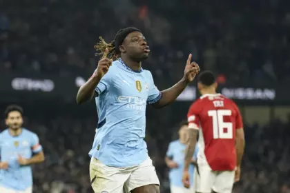 "Doku lidera al City con doblete mágico contra Salford City."