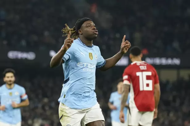"Doku lidera al City con doblete mágico contra Salford City."