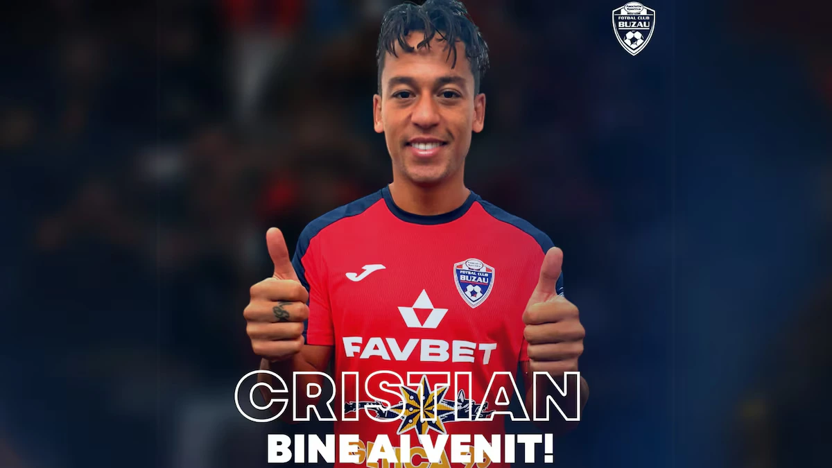 Cristian Benavente con la camiseta del Gloria Buzău