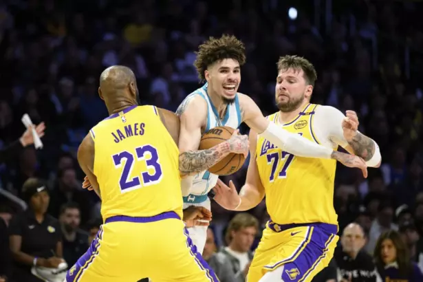 "LeBron falla en el cierre del partido"