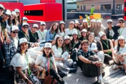 Increíble Infiltración Antonelli Sorprende Llevando a Sus Amigos de Colegio al Corazón del Paddock de Mercedes