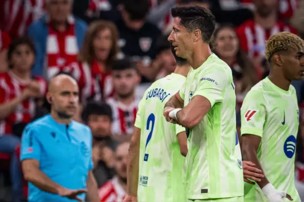 Lewandowski celebra su doblete en Bilbao