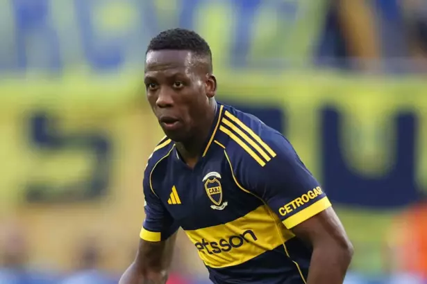 Advíncula ganó el duelo a Carreras