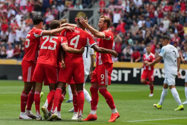 Musiala celebra su triplete histórico