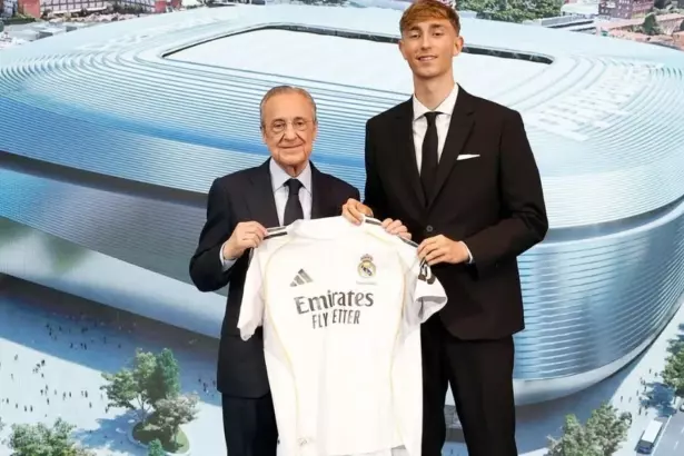 Huijsen ya viste de blanco